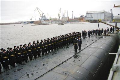 2011年9月,俄罗斯北部港口北德文斯克,普京检阅了核潜艇上的官兵。